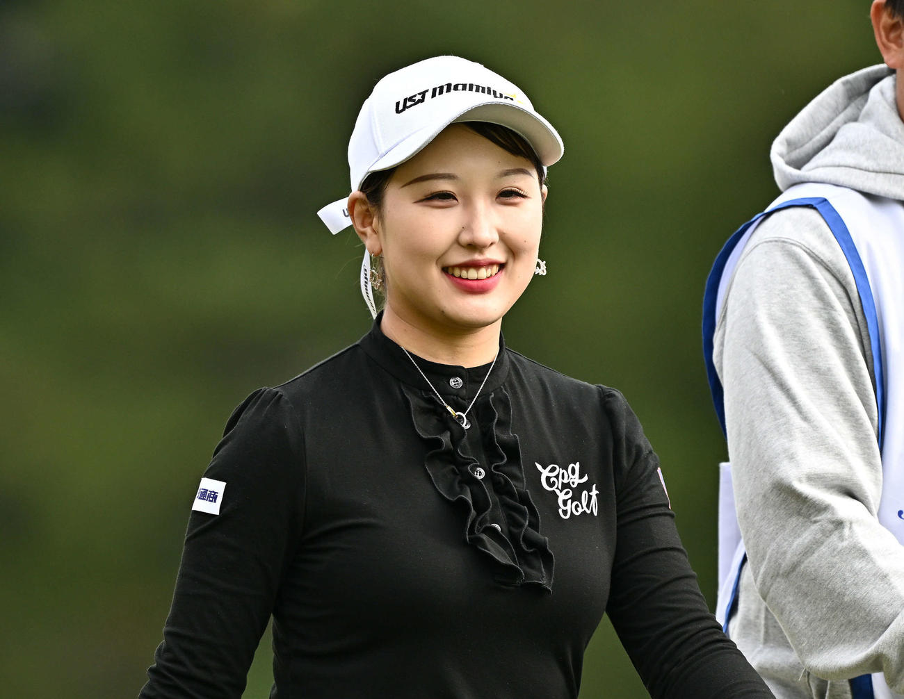 2番、笑顔でラウンドするリ・ハナ（撮影・滝沢徹郎）