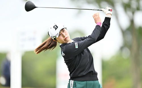 3番、ティーショットを放つ大里（撮影・滝沢徹郎）