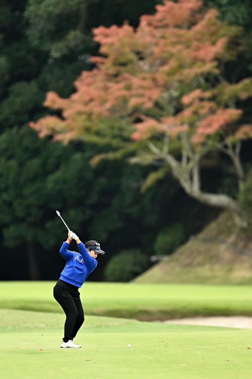 14番、2打目を放つ青木（撮影・滝沢徹郎）