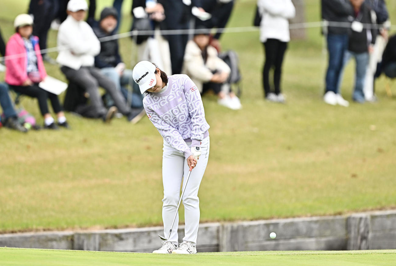 7番、チップインバーディーを放つ山内（撮影・滝沢徹郎）