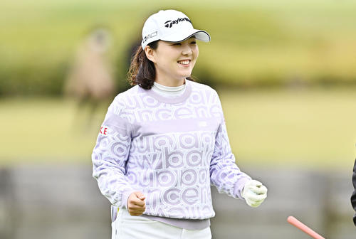 7番、チップインバーディーを沈め笑顔の山内（撮影・滝沢徹郎）