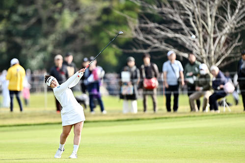 18番、2打目を放つ山下（撮影・滝沢徹郎）