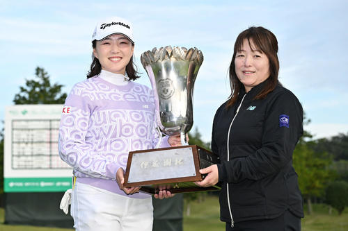 優勝の山内（左）は母の由美さんと記念撮影する（撮影・滝沢徹郎）