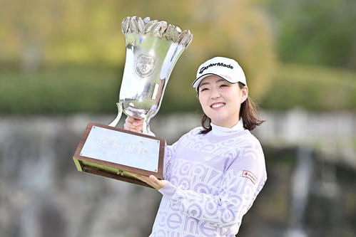 優勝トロフィーを手に記念撮影する山内（撮影・滝沢徹郎）