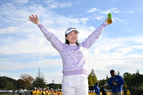 優勝を決めバンザイする山内（撮影・滝沢徹郎）