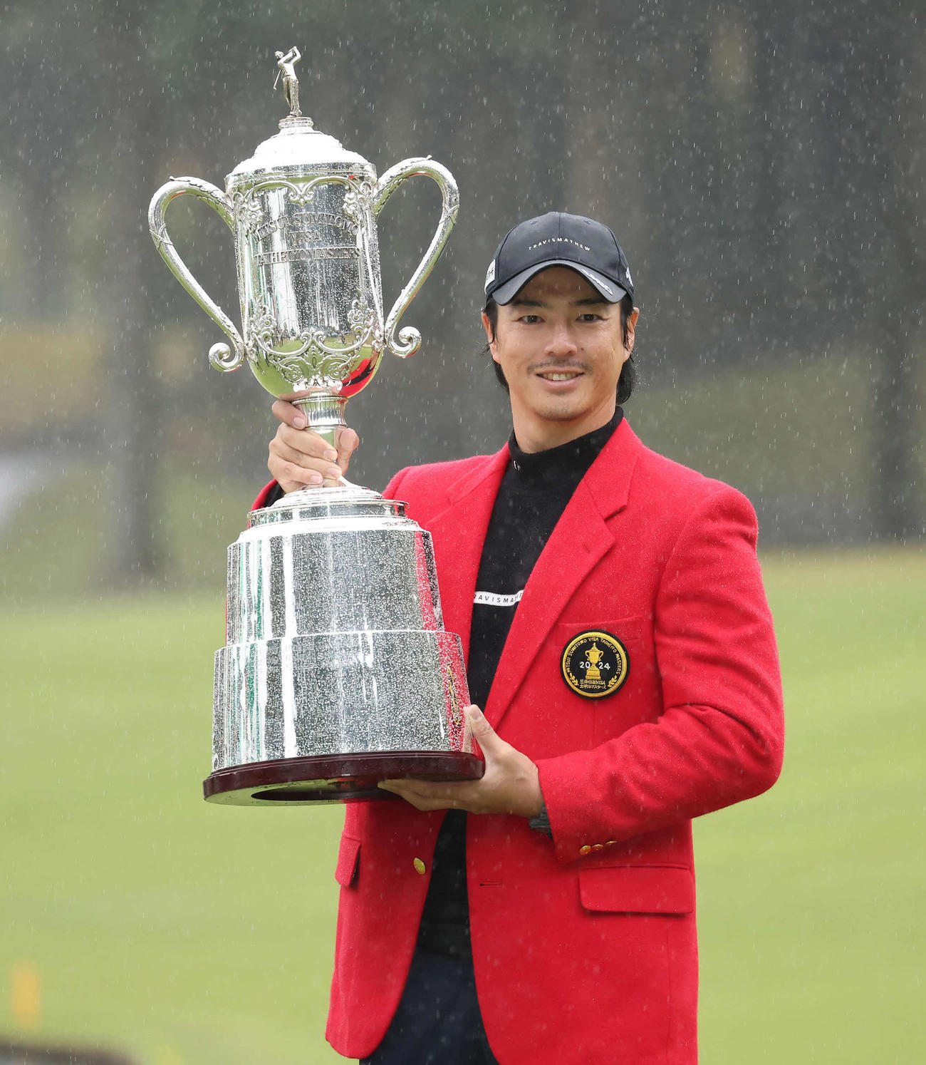 逆転で今季2勝目、史上12人目のツアー通算20勝目を挙げて優勝トロフィーを掲げる石川遼（撮影・丹羽敏通）