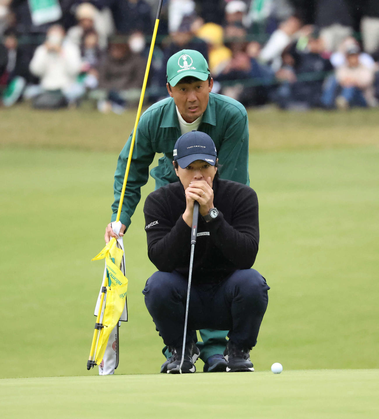 18番、2オンしてイーグルパットのラインを読む石川遼（撮影・丹羽敏通）