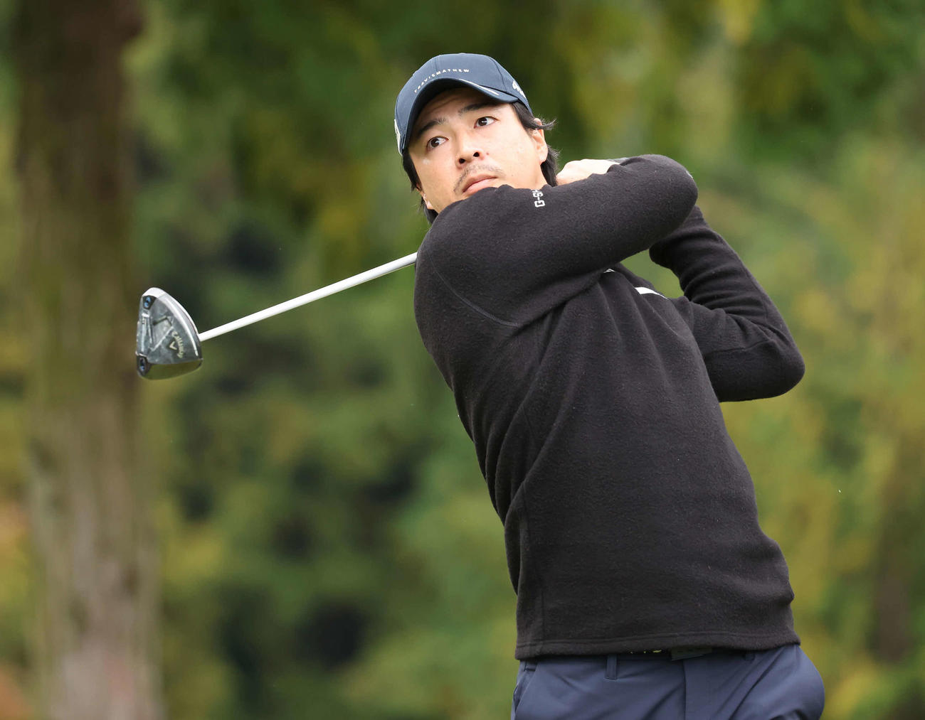 24年11月10日　3番、ティーショットを放つ石川遼（撮影・丹羽敏通）