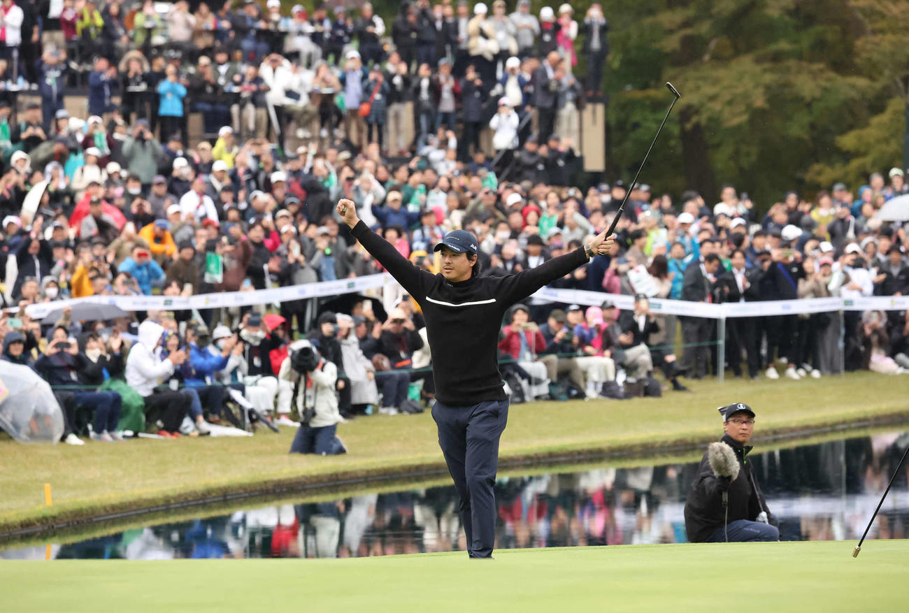 18番、ウイニングパットを沈めて喜ぶ石川遼（撮影・丹羽敏通）