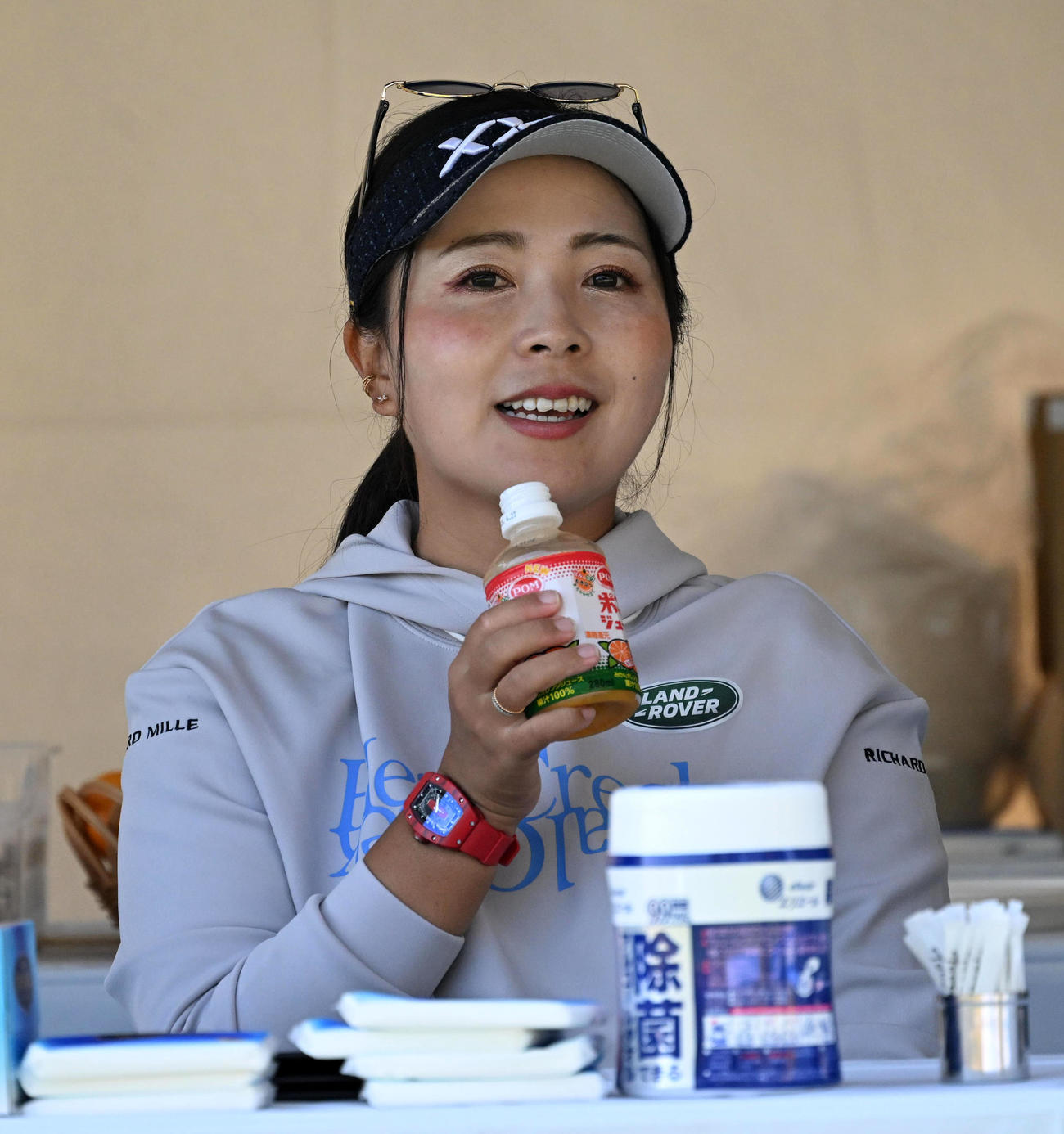 1番、ポンジュースを飲む青木（撮影・前岡正明）