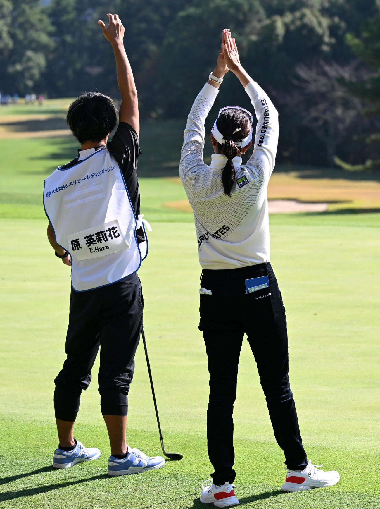 9番、宮田チームのプレーに拍手する原（撮影・前岡正明）