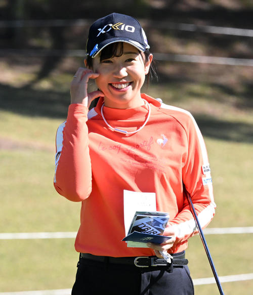 18番、ポーズを決める菅沼（撮影・前岡正明）