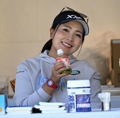 1番、ポンジュースを飲む青木（撮影・前岡正明）