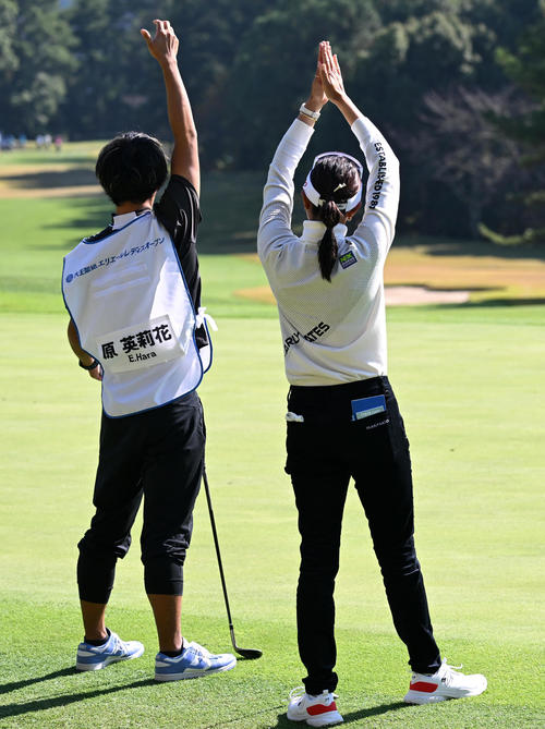 9番、宮田チームのプレーに拍手する原（撮影・前岡正明）