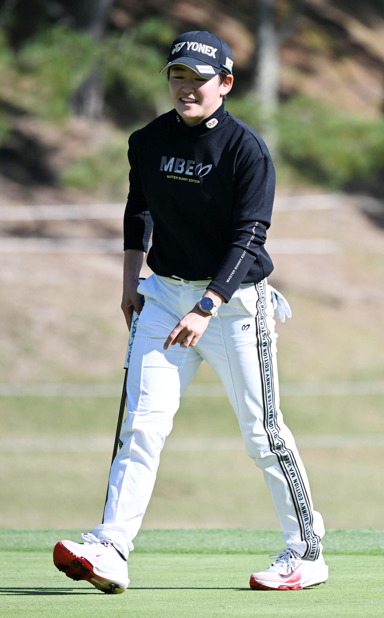 18番、グリーンで笑顔を見せる岩井明（撮影・前岡正明）