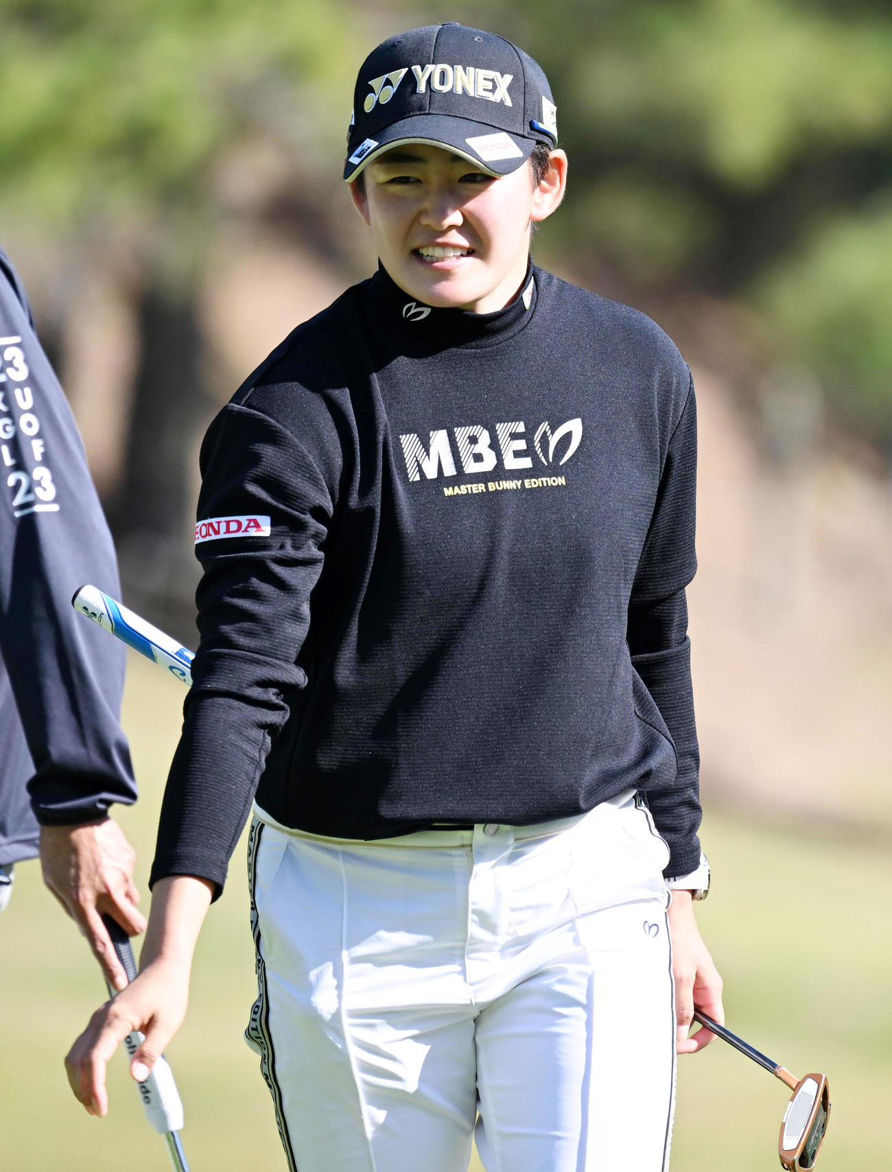 18番、グリーンで笑顔を見せる岩井明（撮影・前岡正明）
