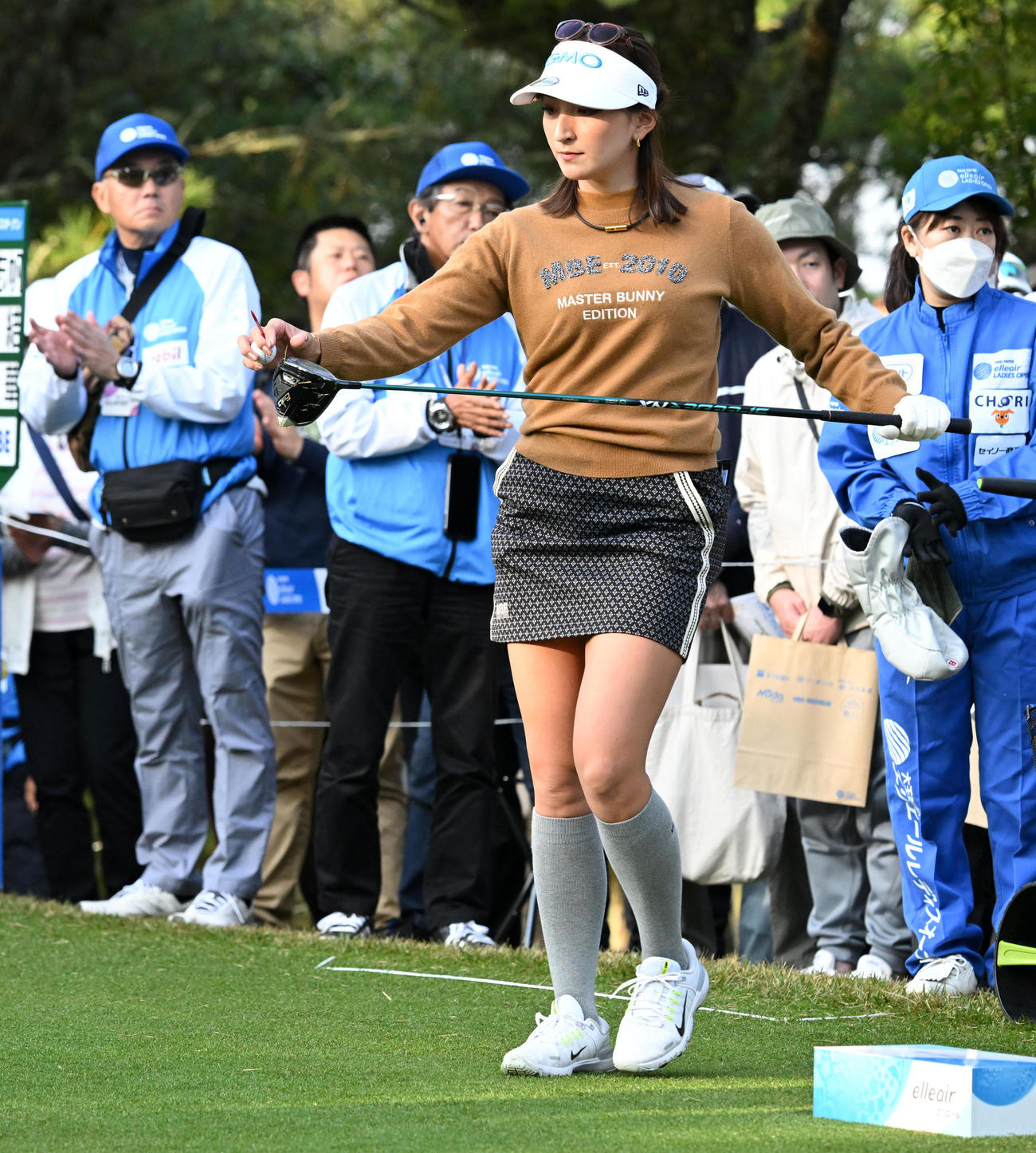 10番、ティーショットに向かう脇元（撮影・前岡正明）