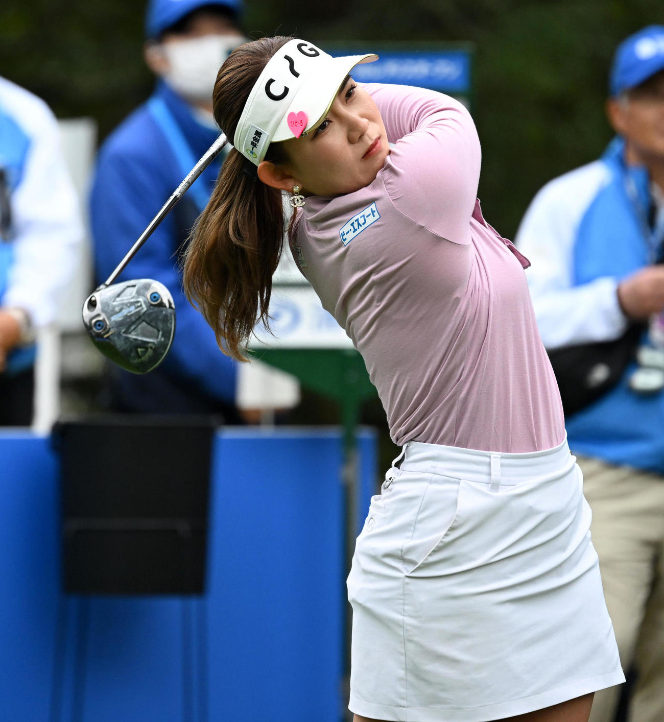 10番、ティーショットを放つ吉本（撮影・前岡正明）