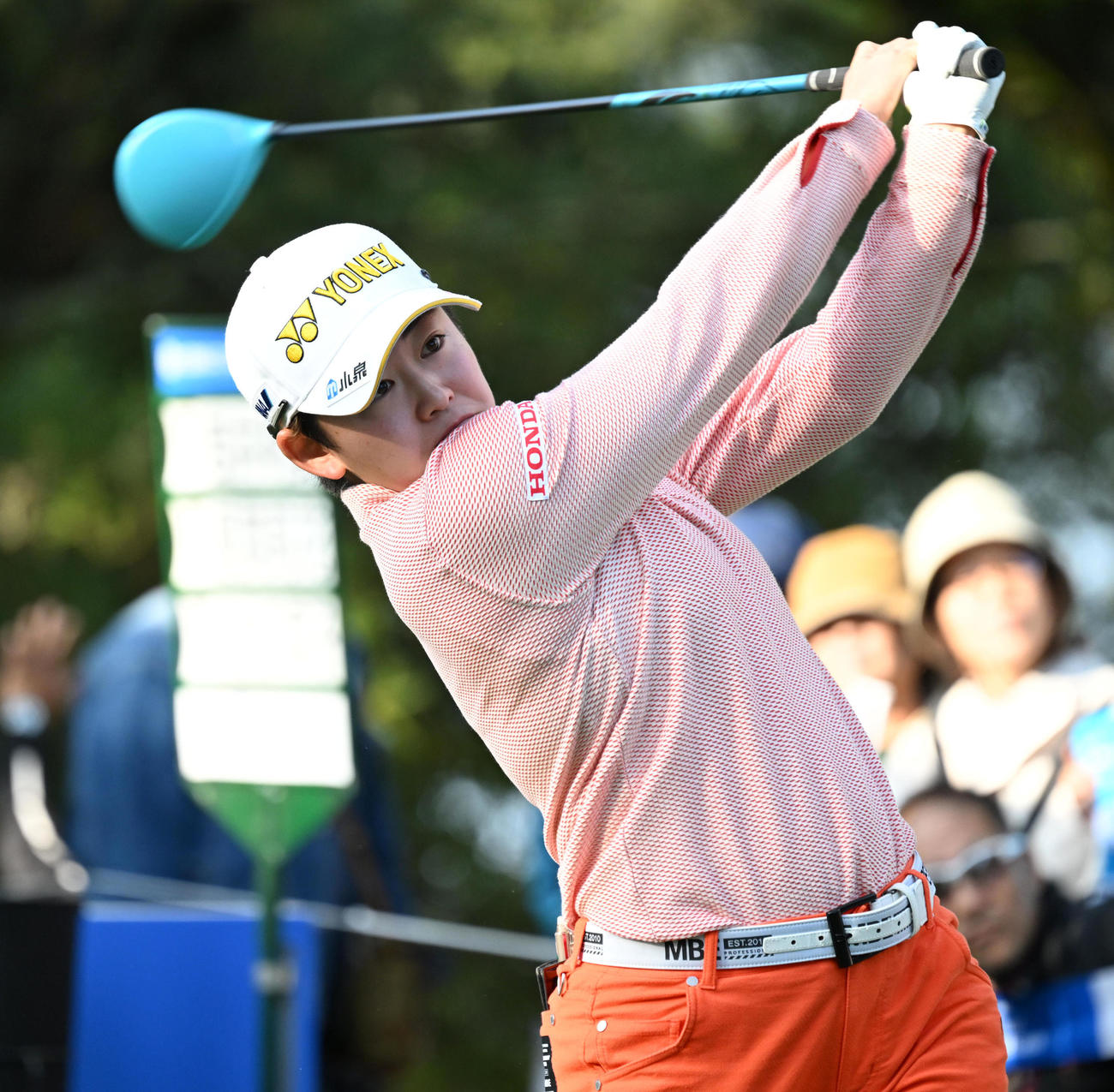 10番、ティーショットを放つ岩井明（撮影・前岡正明）