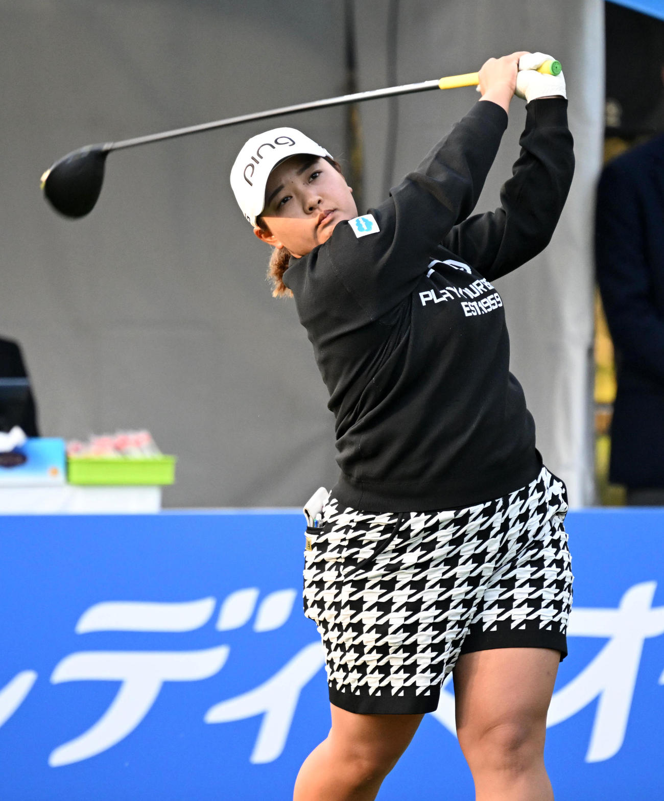 10番、ティーショットを放つ鈴木（撮影・前岡正明）
