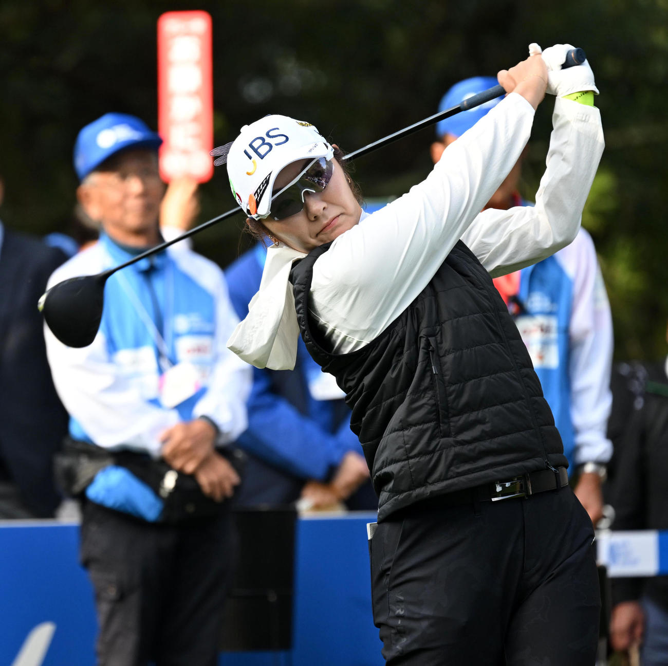 10番、ティーショットを放つ藤田さ（撮影・前岡正明）