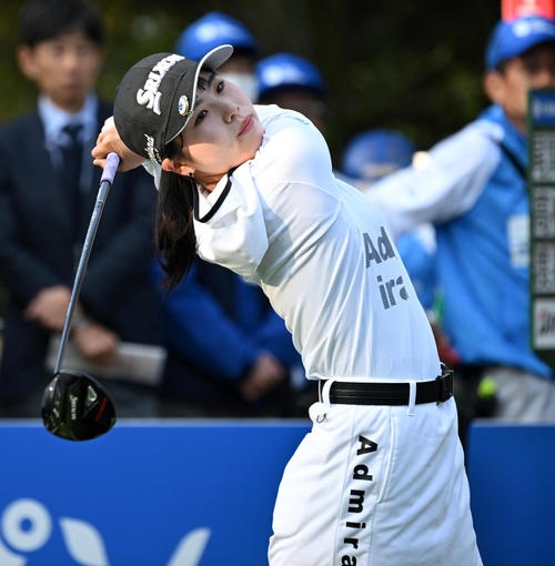 10番、ティーショットを放つ尾関（撮影・前岡正明）