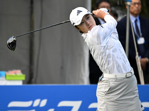 10番、ティーショットを放つ森田（撮影・前岡正明）