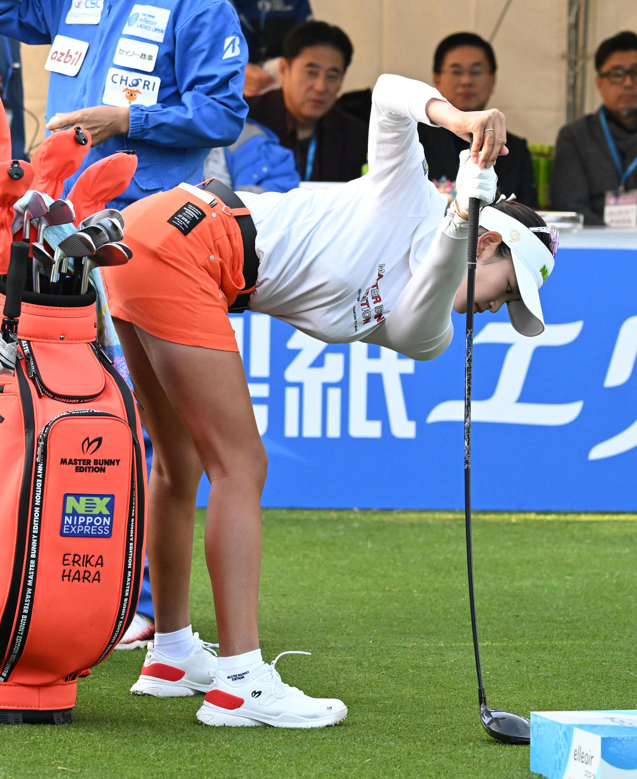 10番、ストレッチを行う原（撮影・前岡正明）