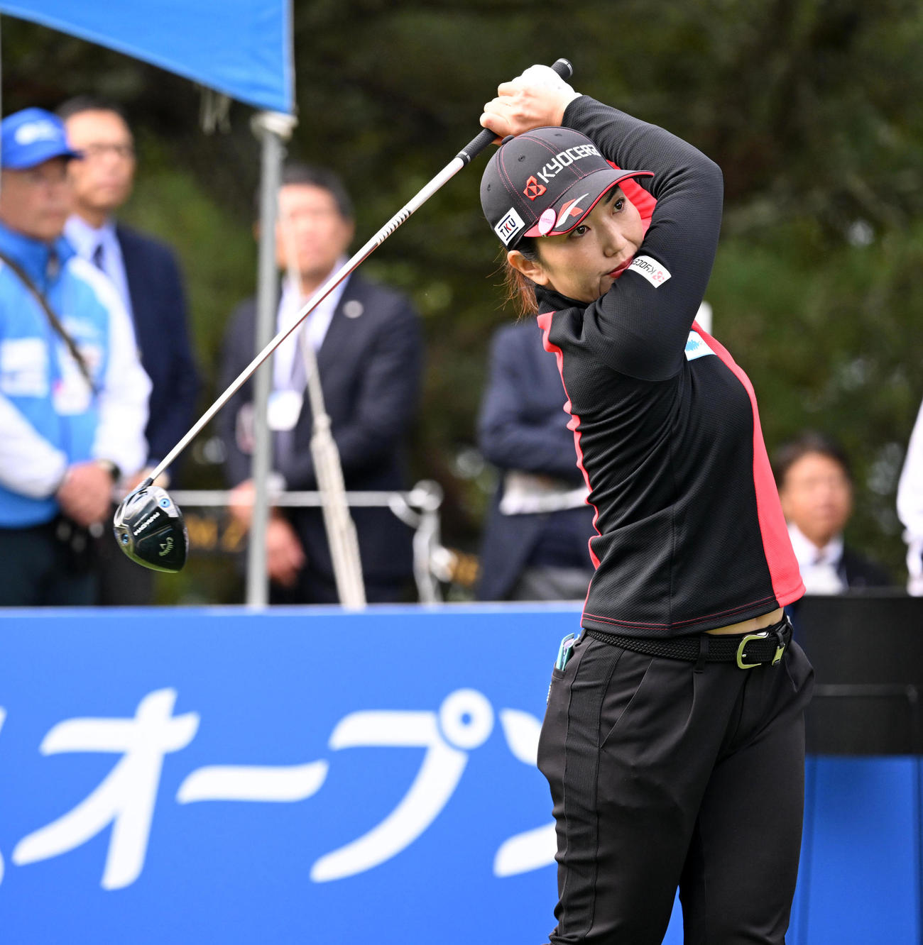10番、ティーショットを放つ笠（撮影・前岡正明）
