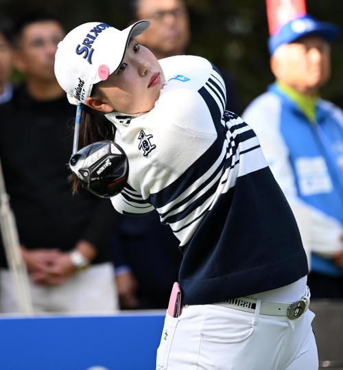 10番、ティーショットを放つ竹田（撮影・前岡正明）