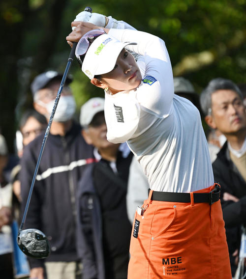 10番、ティーショットを放つ原（撮影・前岡正明）