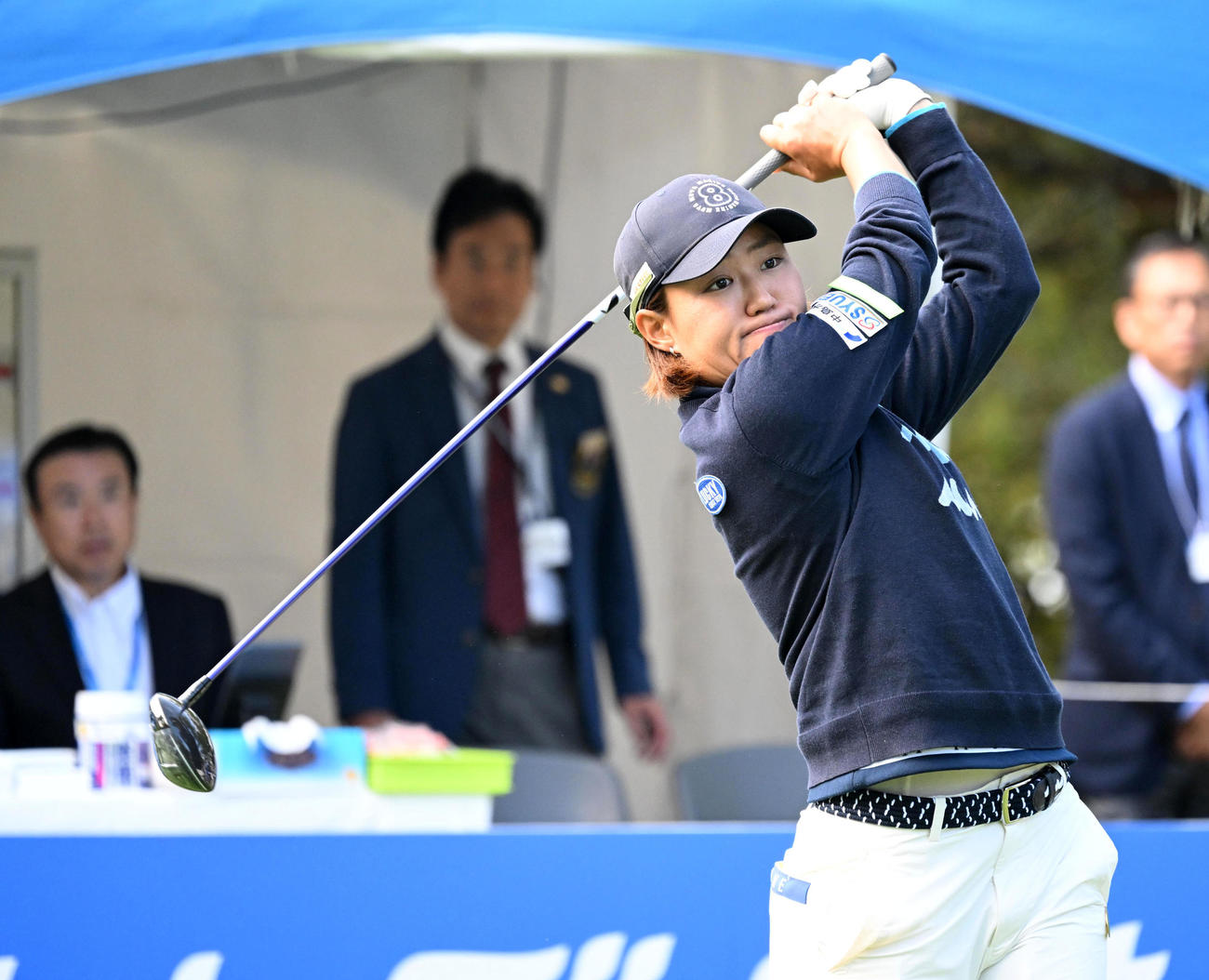 10番、ティーショットを放つ野沢（撮影・前岡正明）