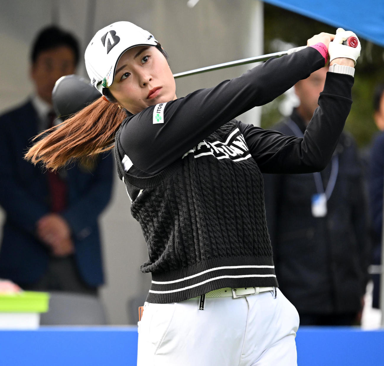 10番、ティーショットを放つ大里（撮影・前岡正明）