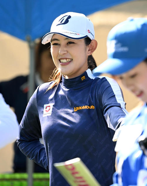 10番、笑顔を見せる浜崎（撮影・前岡正明）