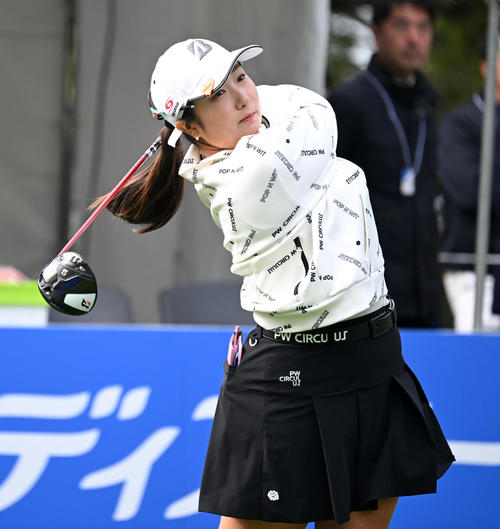 10番、ティーショットを放つ阿部（撮影・前岡正明）