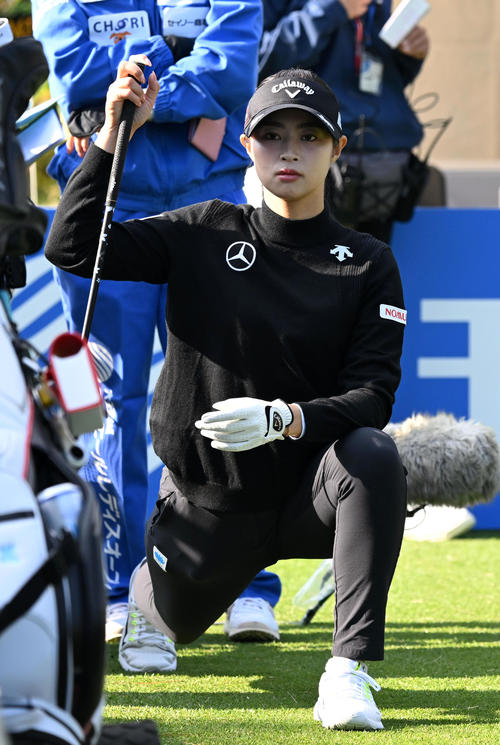 10番、ストレッチを行う柏原（撮影・前岡正明）