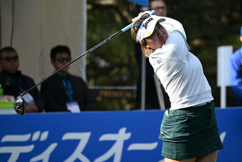 10番、ティーショットを放つ仁井（撮影・前岡正明）