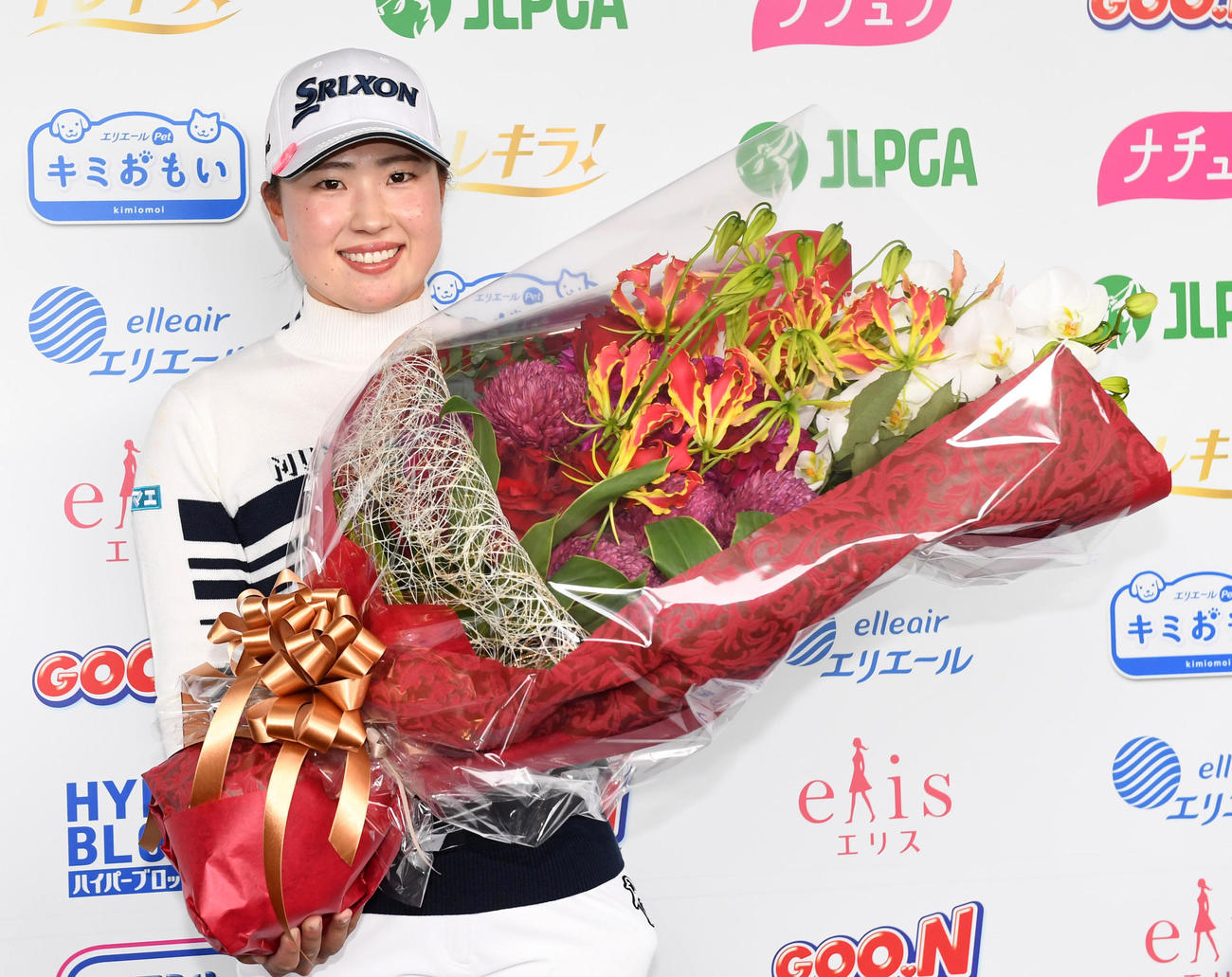 主催者よりメルセデス1位のお祝いの花束を贈られた竹田（撮影・前岡正明）