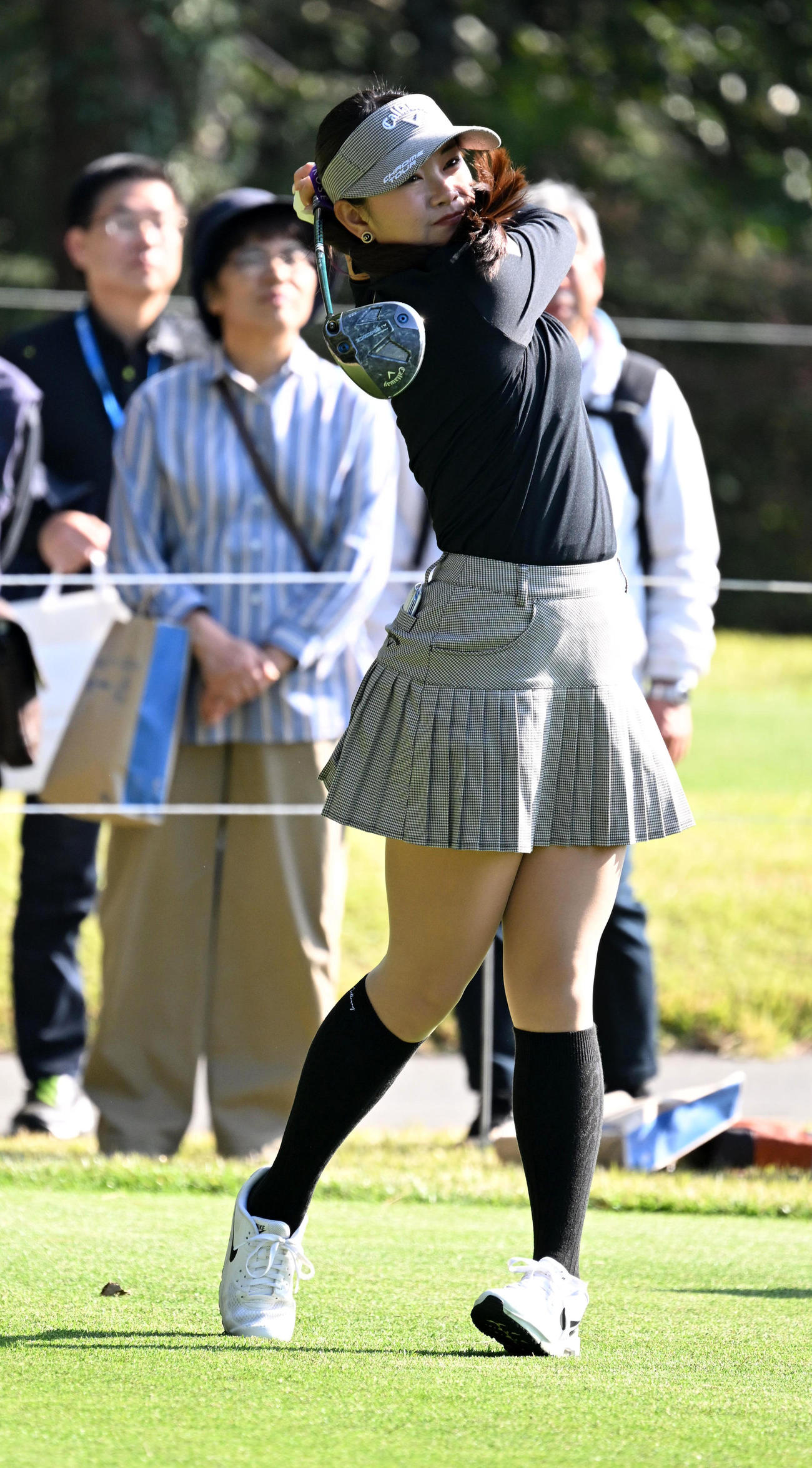 9番、ティーショットを放つ河本（撮影・前岡正明）