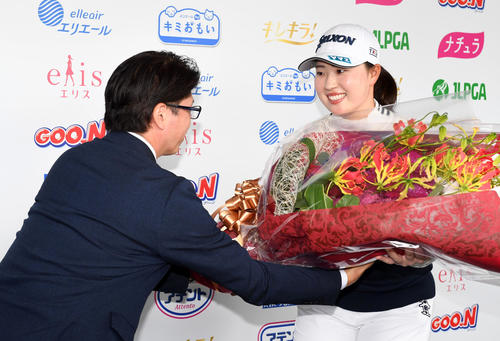 主催者よりメルセデス1位のお祝いの花束を受け取る竹田（撮影・前岡正明）