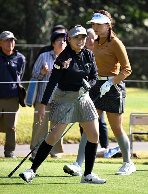 9番、ティーショットを放ち笑顔を見せる河本（撮影・前岡正明）