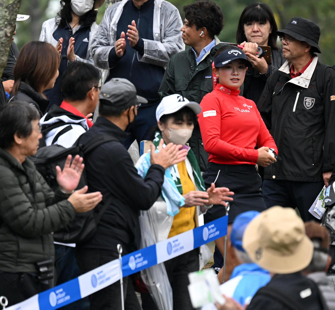 1番、拍手の中、ティーグラウンドに向かう河本（撮影・前岡正明）