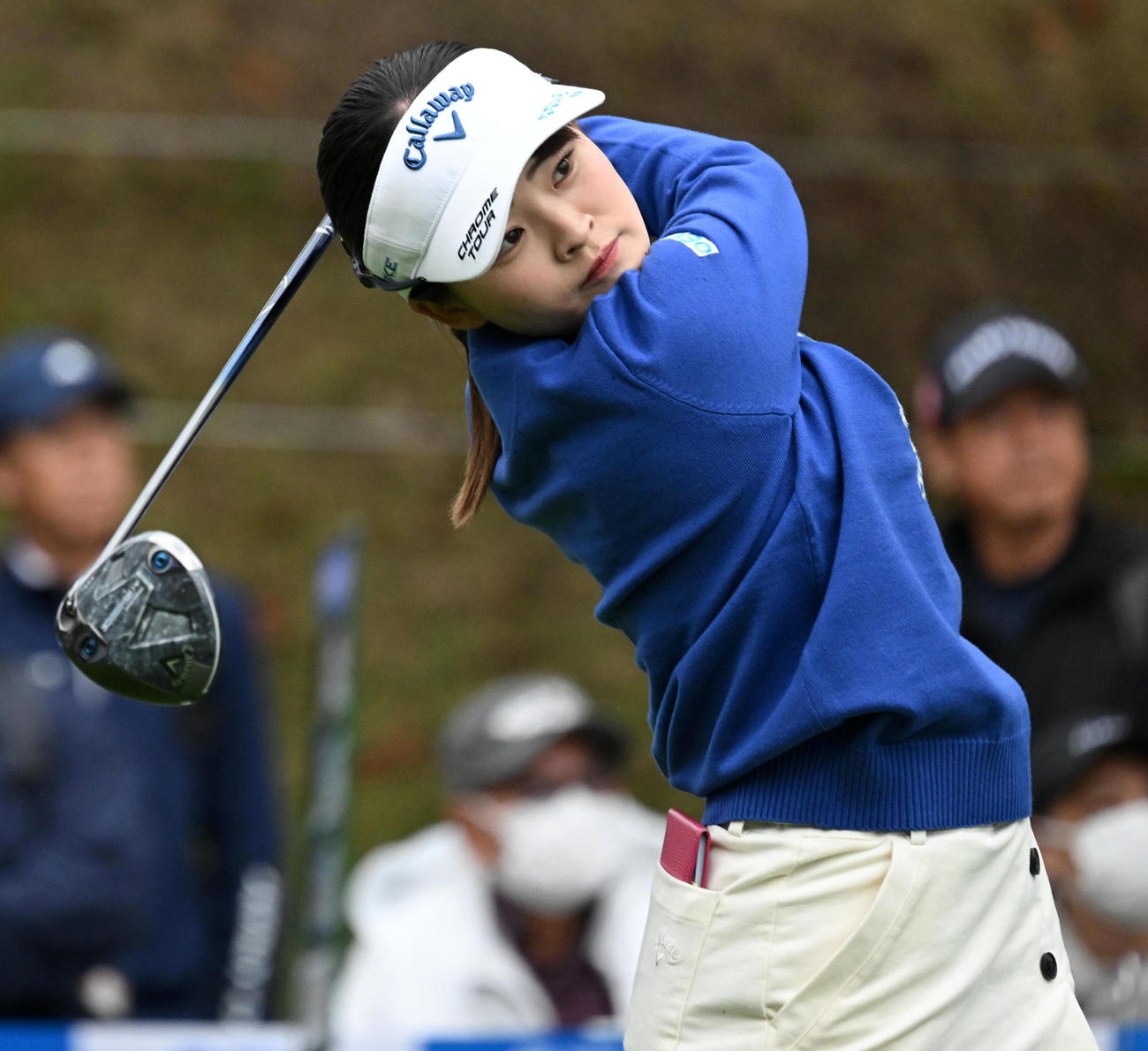 1番、ティーショットを放つ政田（撮影・前岡正明）