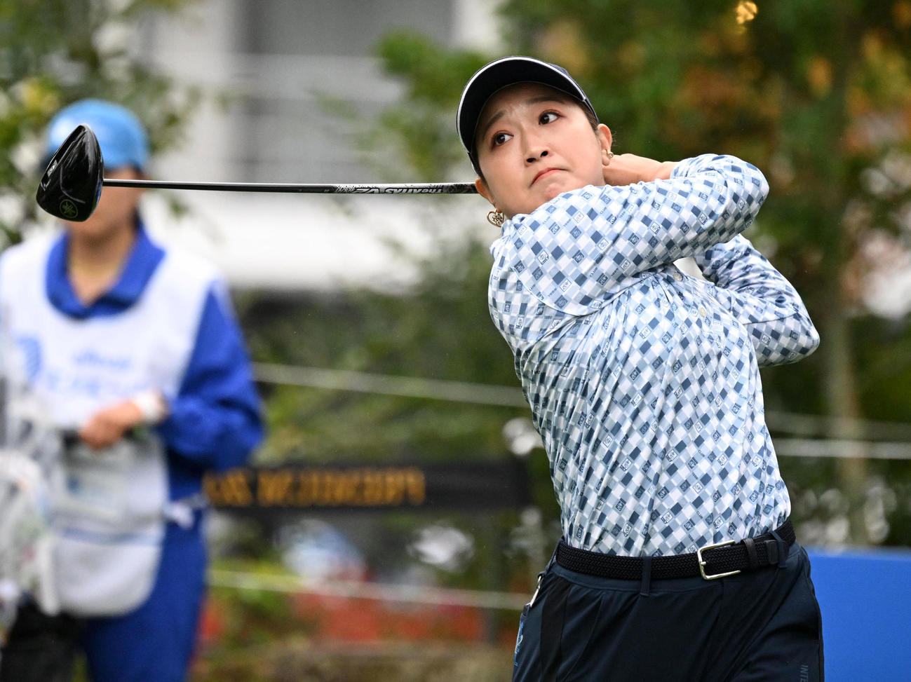 10番、ティーショットを放つ高木優（撮影・前岡正明）