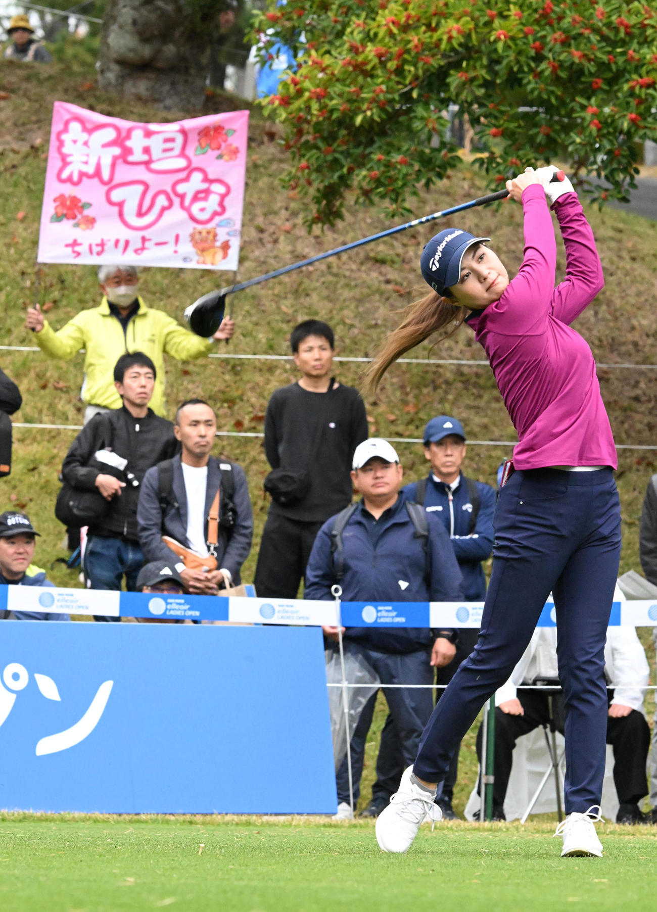 1番、ティーショットを放つ新垣（撮影・前岡正明）