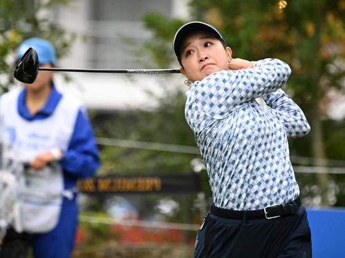 10番、ティーショットを放つ高木優（撮影・前岡正明）