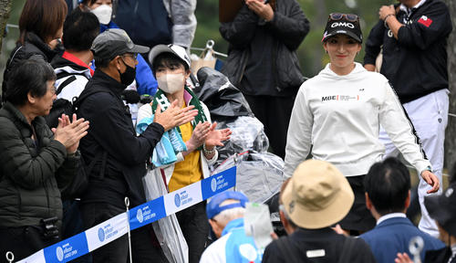 1番、笑顔でティーグラウンドに向かう脇元（撮影・前岡正明）