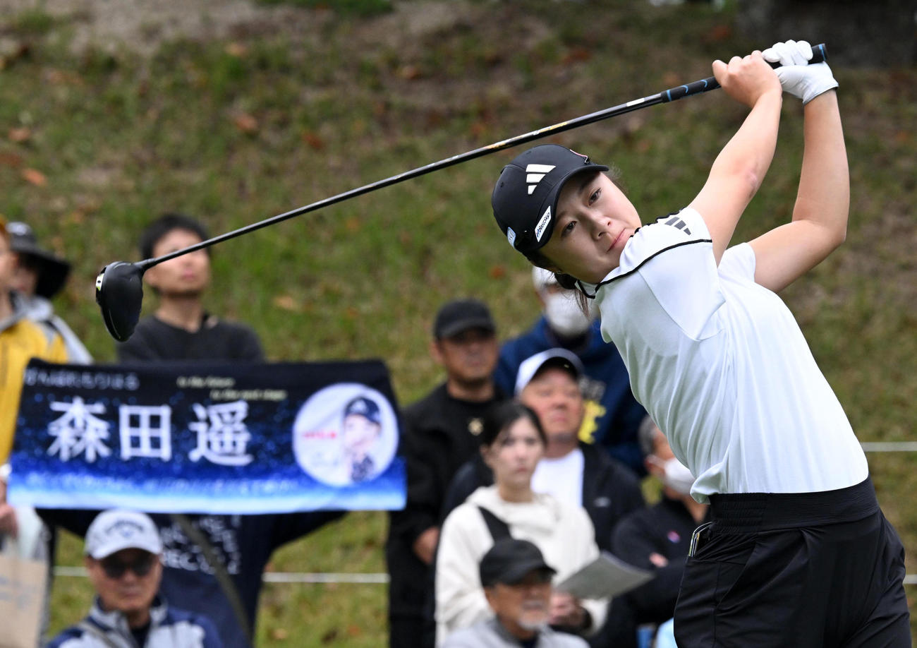 1番、ティーショットを放つ森田（撮影・前岡正明）