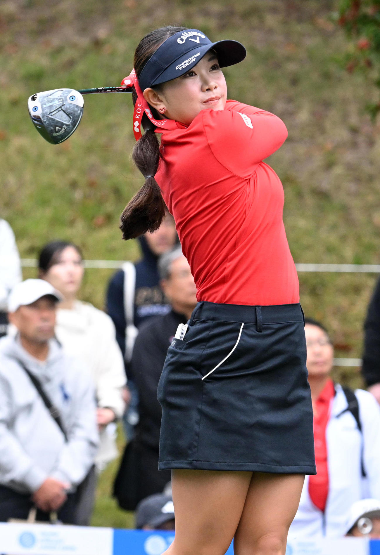 1番、ティーショットを放つ河本（撮影・前岡正明）
