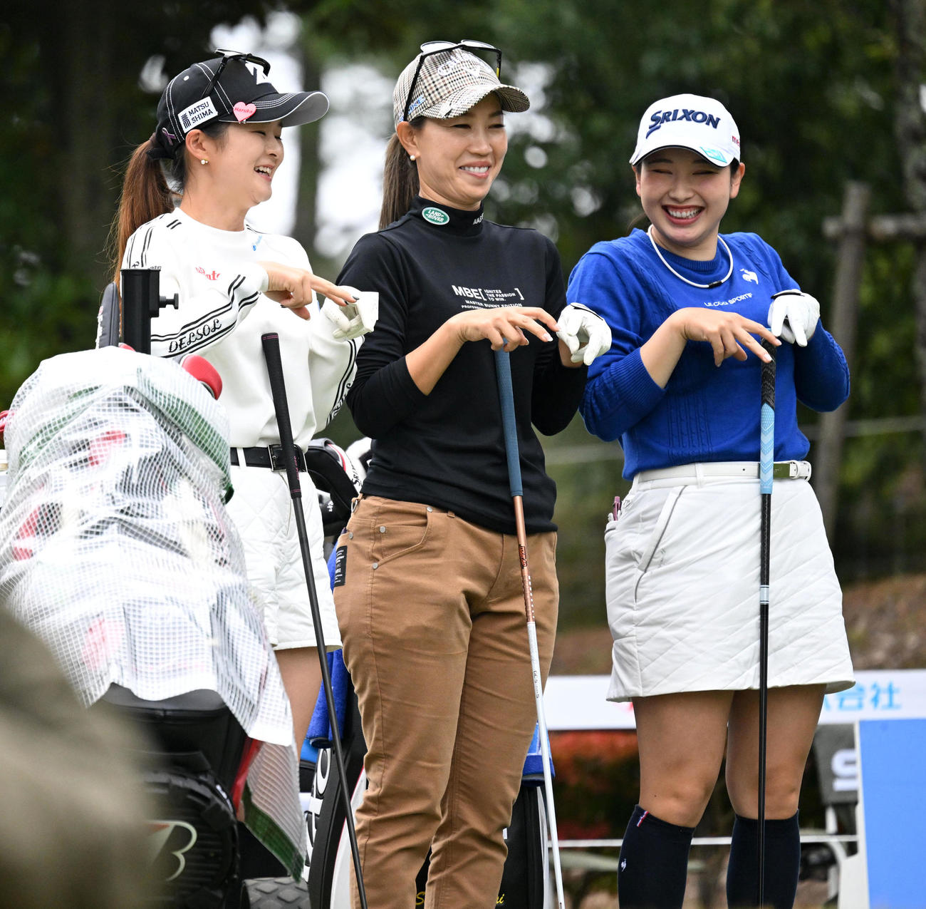 17番、ティーグラウンドでポーズを決める左から川崎、上田、小祝（撮影・前岡正明）